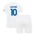 Billige Inter Milan Lautaro Martinez #10 Børnetøj Udebanetrøje til baby 2023-24 Kortærmet (+ korte bukser)
